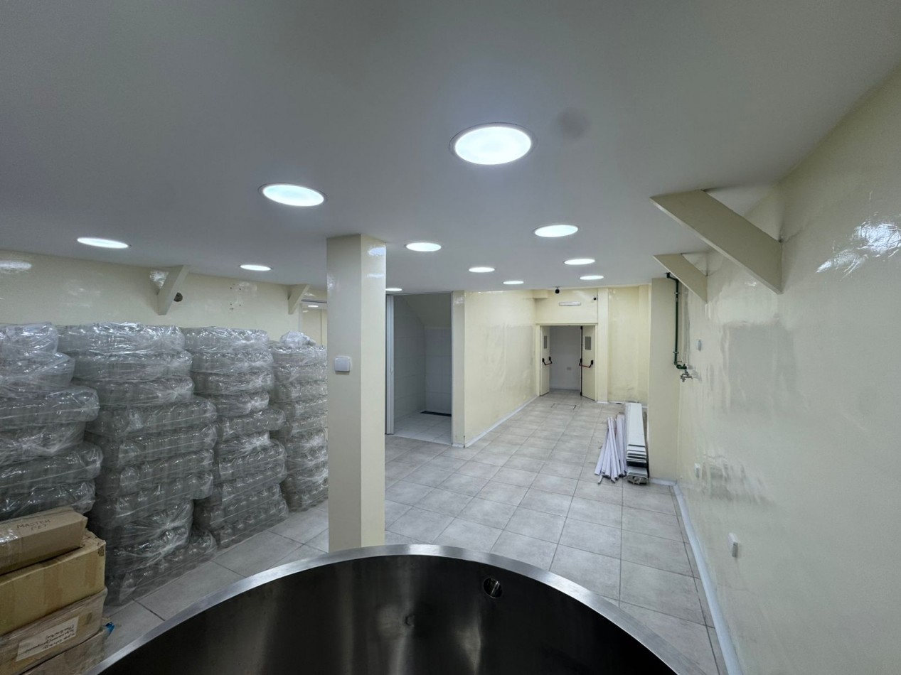 GALPON EN EXCELENTE ESTADO DE 400MTS2 CON VIVIENDA U OFICINAS, DEPOSITOS Y MONTACARGA.REF.931 