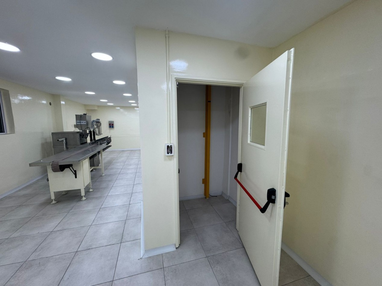 GALPON EN EXCELENTE ESTADO DE 400MTS2 CON VIVIENDA U OFICINAS, DEPOSITOS Y MONTACARGA.REF.931 