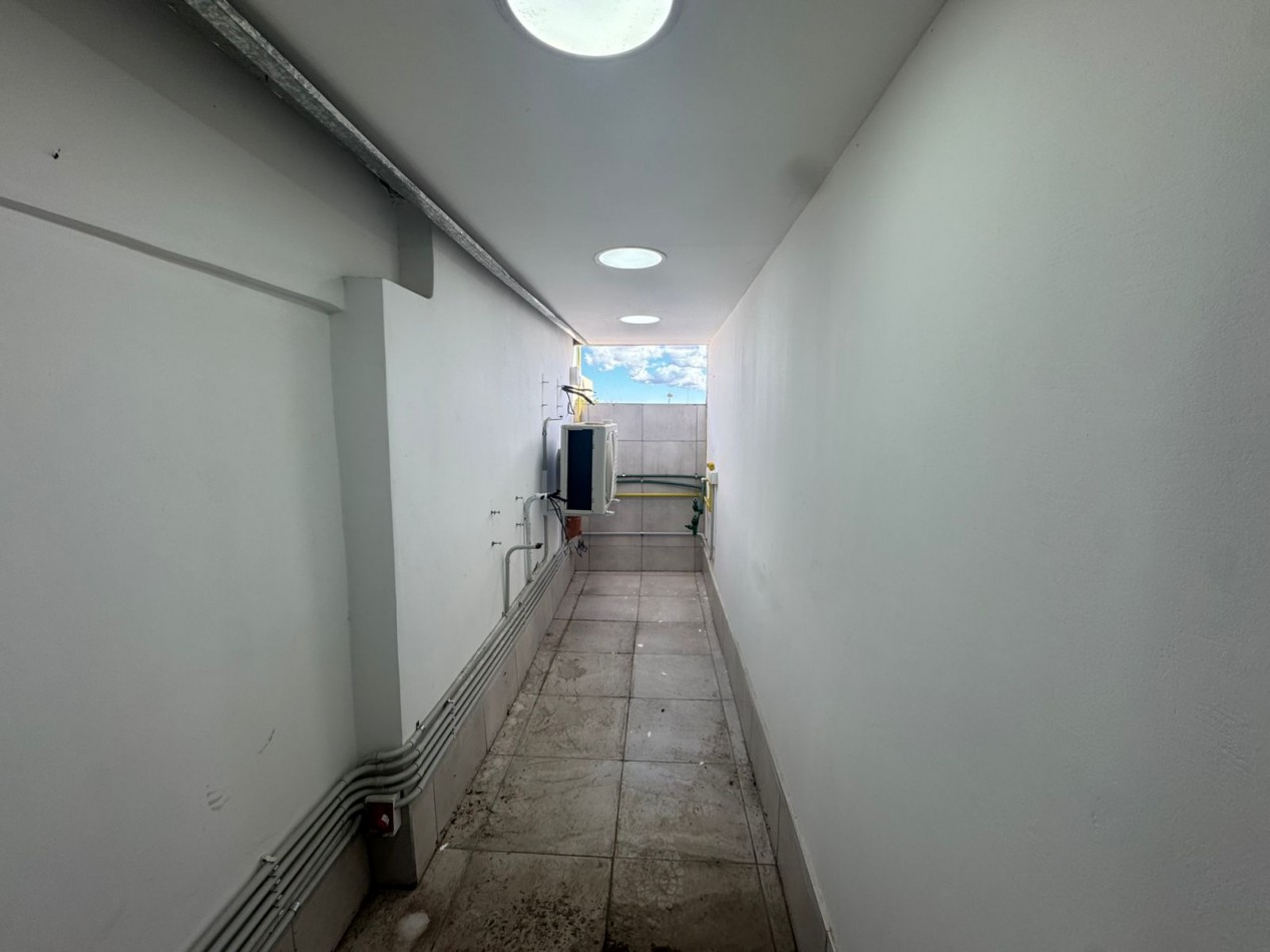 GALPON EN EXCELENTE ESTADO DE 400MTS2 CON VIVIENDA U OFICINAS, DEPOSITOS Y MONTACARGA.REF.931 