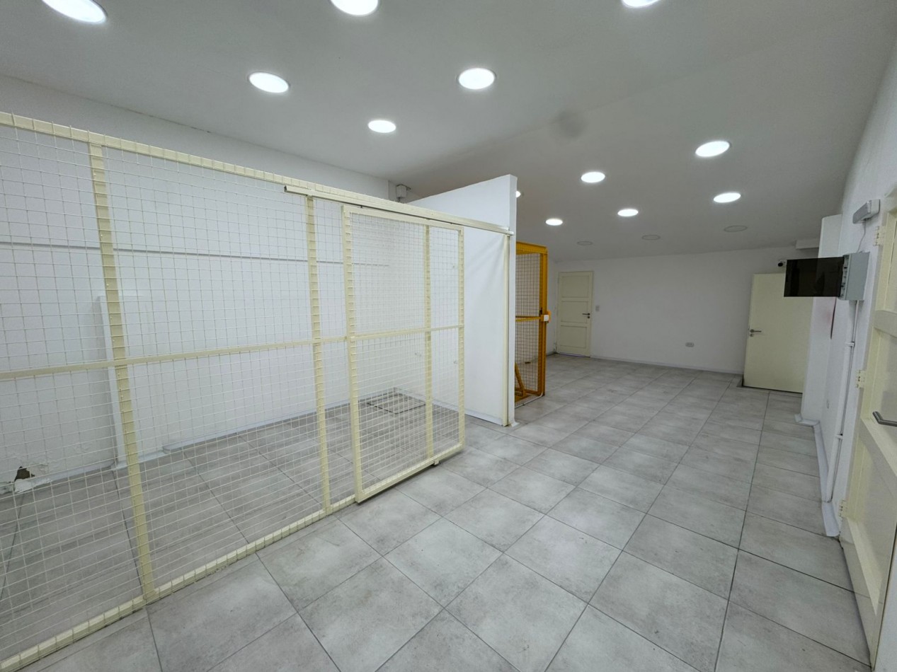GALPON EN EXCELENTE ESTADO DE 400MTS2 CON VIVIENDA U OFICINAS, DEPOSITOS Y MONTACARGA.REF.931 