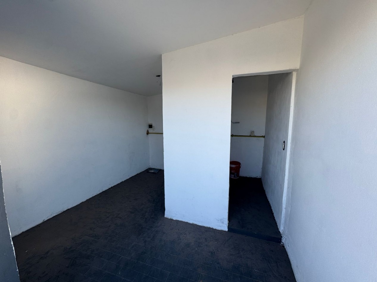 GALPON EN EXCELENTE ESTADO DE 400MTS2 CON VIVIENDA U OFICINAS, DEPOSITOS Y MONTACARGA.REF.931 