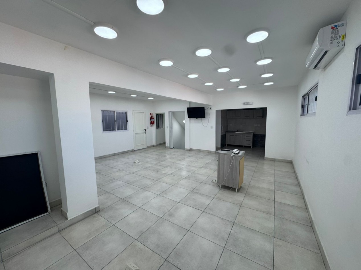 GALPON EN EXCELENTE ESTADO DE 400MTS2 CON VIVIENDA U OFICINAS, DEPOSITOS Y MONTACARGA.REF.931 