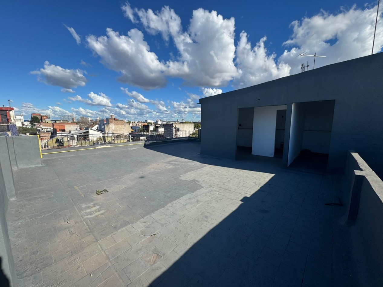 GALPON EN EXCELENTE ESTADO DE 400MTS2 CON VIVIENDA U OFICINAS, DEPOSITOS Y MONTACARGA.REF.931 
