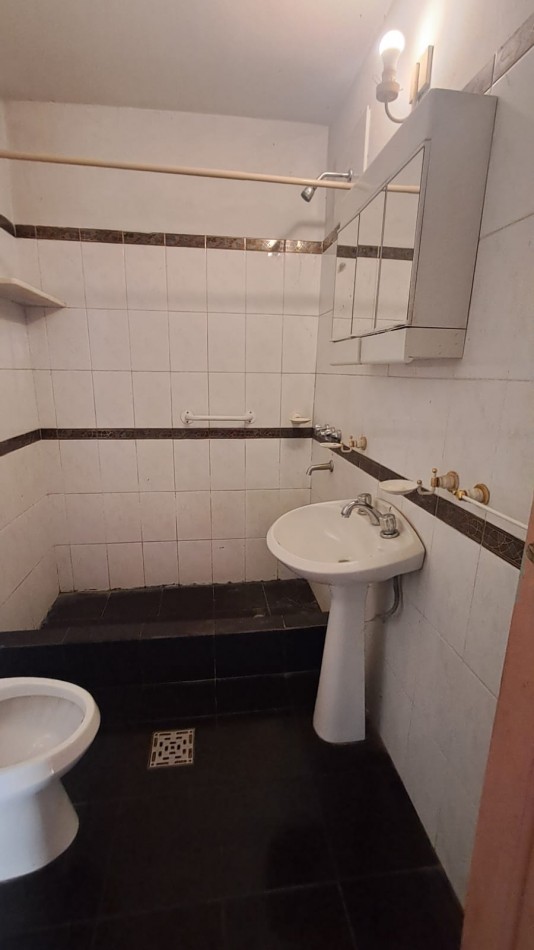  CASA IDEAL PARA 2 FAMILIAS, CASA AL FRENTE 3 AMB CON JARDIN Y GARAGE CUBIERTO/PASANTE Y CASA AL FONDO 5 AMB CON PATIO. REF.936