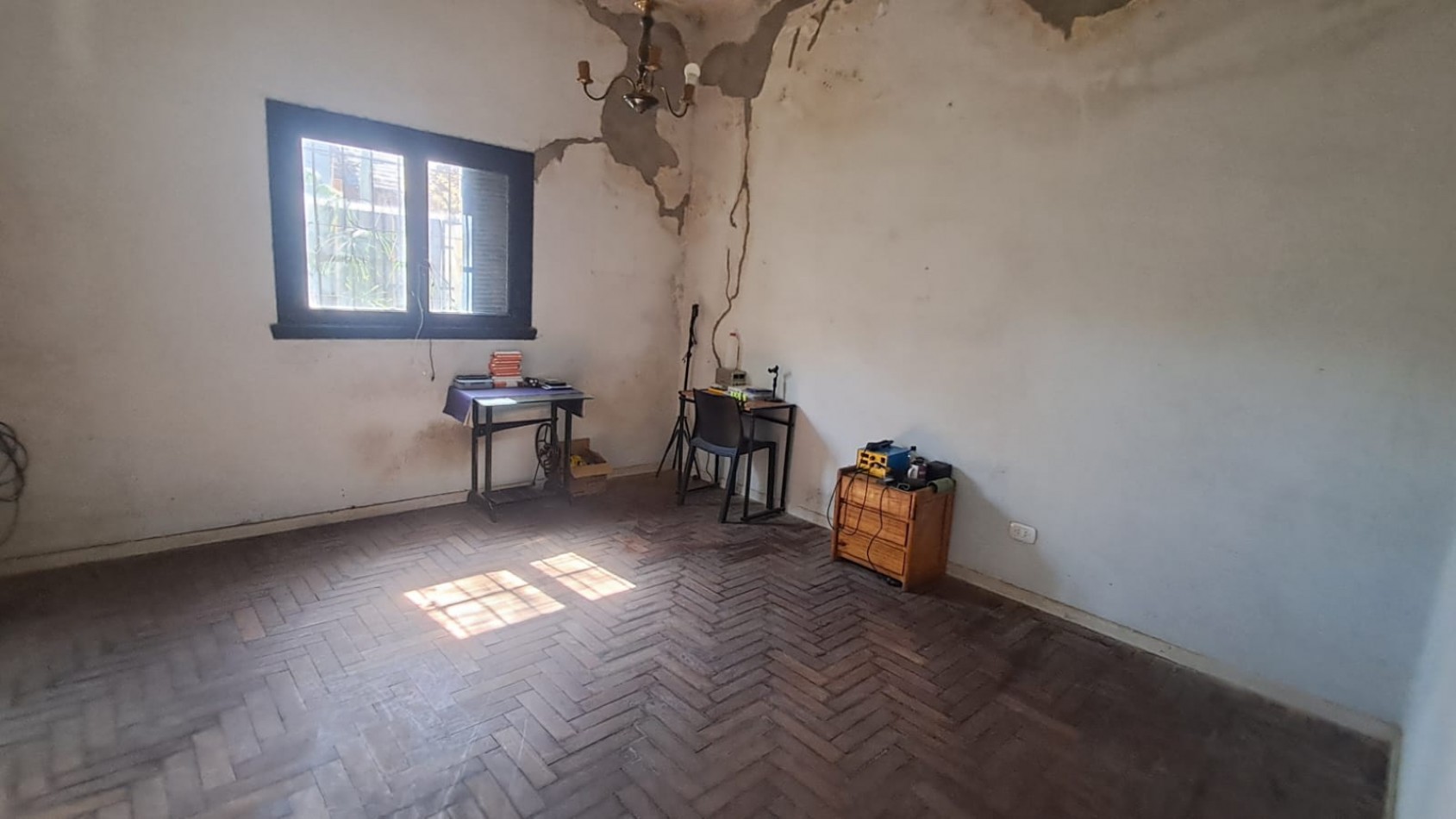  CASA IDEAL PARA 2 FAMILIAS, CASA AL FRENTE 3 AMB CON JARDIN Y GARAGE CUBIERTO/PASANTE Y CASA AL FONDO 5 AMB CON PATIO. REF.936