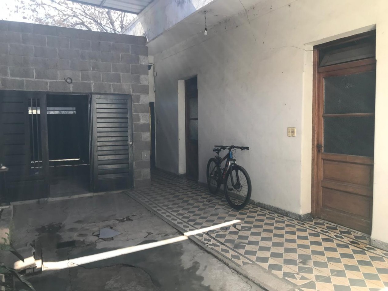  CASA IDEAL PARA 2 FAMILIAS, CASA AL FRENTE 3 AMB CON JARDIN Y GARAGE CUBIERTO/PASANTE Y CASA AL FONDO 5 AMB CON PATIO. REF.936