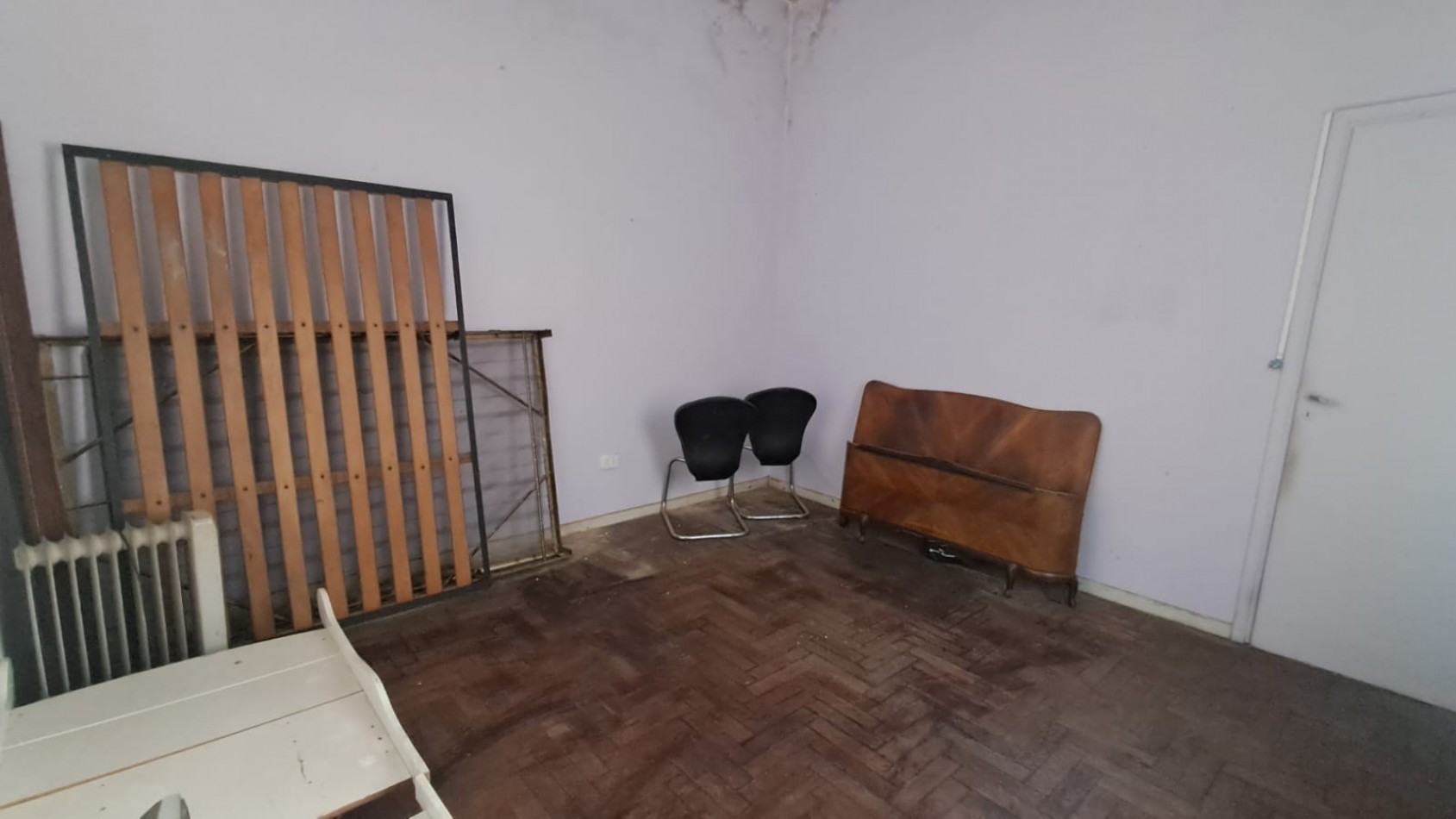  CASA IDEAL PARA 2 FAMILIAS, CASA AL FRENTE 3 AMB CON JARDIN Y GARAGE CUBIERTO/PASANTE Y CASA AL FONDO 5 AMB CON PATIO. REF.936