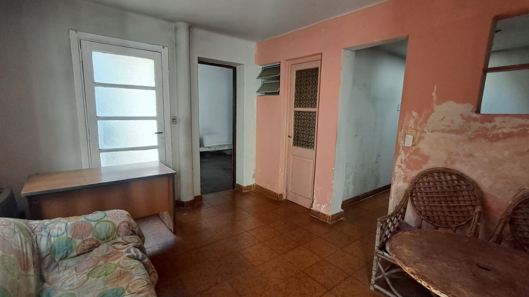  CASA IDEAL PARA 2 FAMILIAS, CASA AL FRENTE 3 AMB CON JARDIN Y GARAGE CUBIERTO/PASANTE Y CASA AL FONDO 5 AMB CON PATIO. REF.936