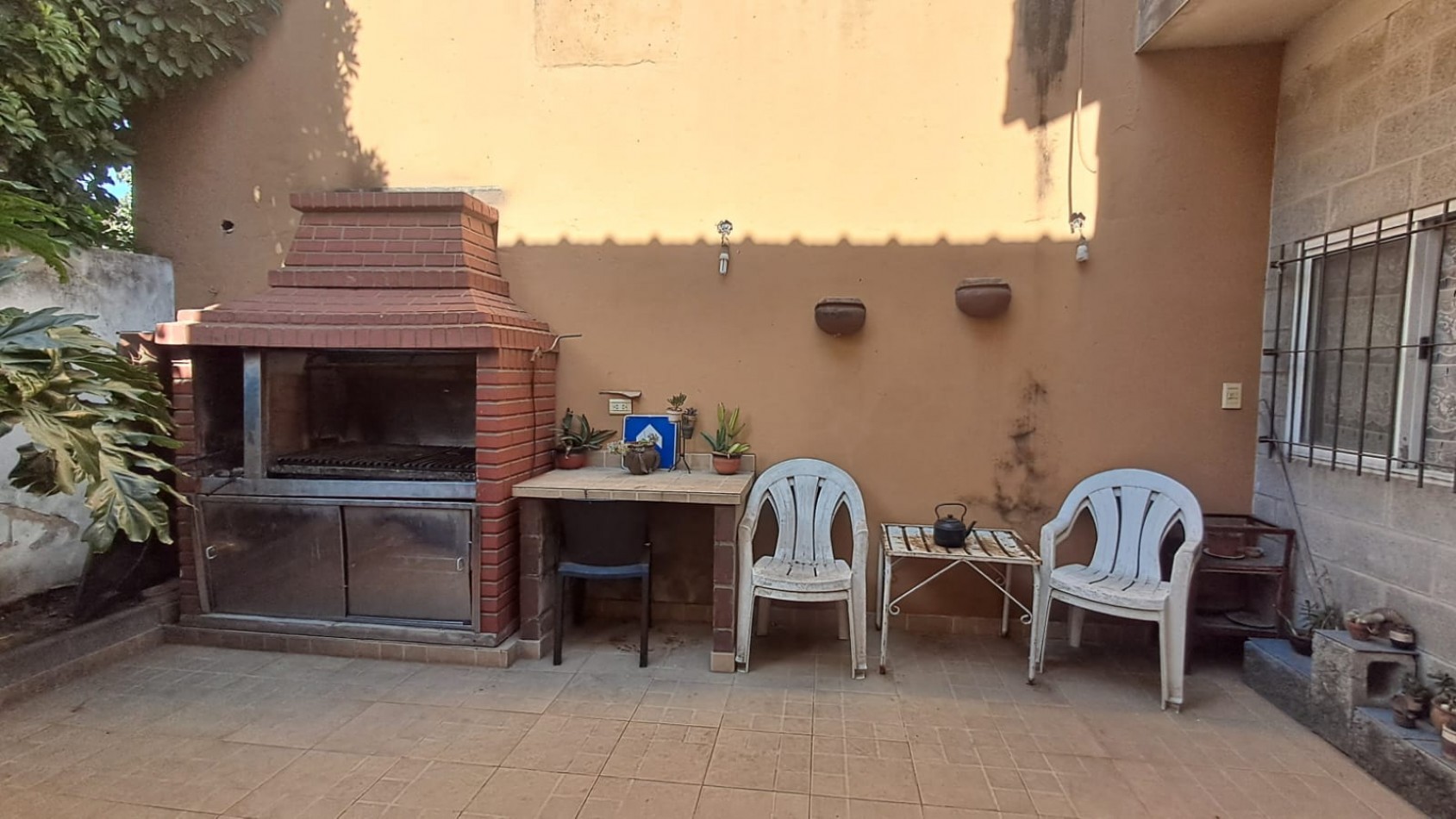  CASA IDEAL PARA 2 FAMILIAS, CASA AL FRENTE 3 AMB CON JARDIN Y GARAGE CUBIERTO/PASANTE Y CASA AL FONDO 5 AMB CON PATIO. REF.936