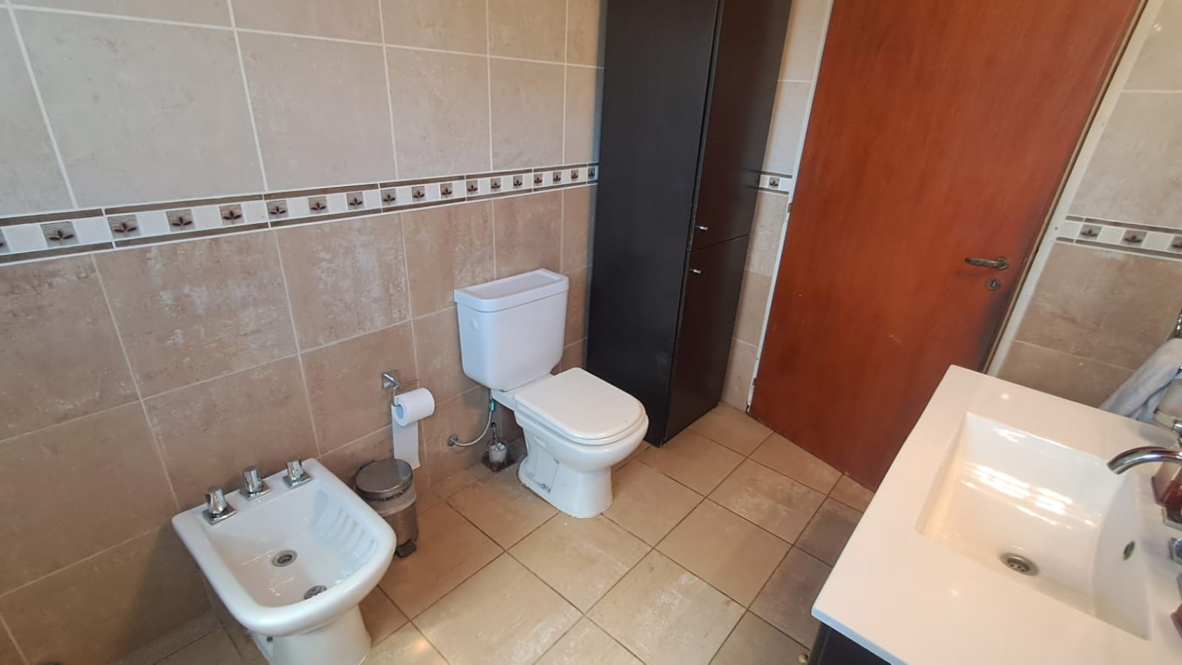  CASA IDEAL PARA 2 FAMILIAS, CASA AL FRENTE 3 AMB CON JARDIN Y GARAGE CUBIERTO/PASANTE Y CASA AL FONDO 5 AMB CON PATIO. REF.936