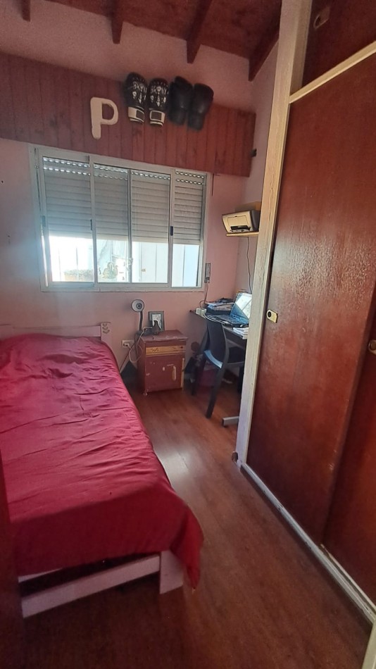  CASA IDEAL PARA 2 FAMILIAS, CASA AL FRENTE 3 AMB CON JARDIN Y GARAGE CUBIERTO/PASANTE Y CASA AL FONDO 5 AMB CON PATIO. REF.936