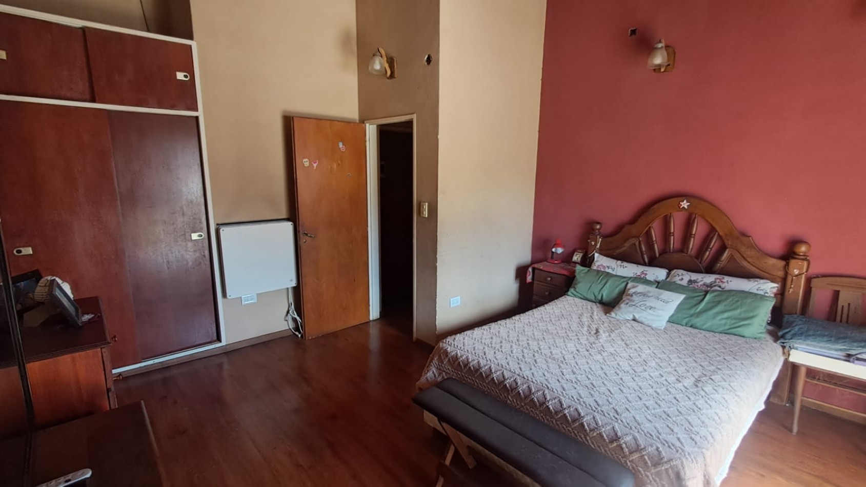  CASA IDEAL PARA 2 FAMILIAS, CASA AL FRENTE 3 AMB CON JARDIN Y GARAGE CUBIERTO/PASANTE Y CASA AL FONDO 5 AMB CON PATIO. REF.936