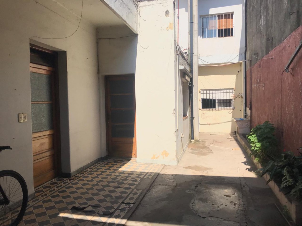  CASA IDEAL PARA 2 FAMILIAS, CASA AL FRENTE 3 AMB CON JARDIN Y GARAGE CUBIERTO/PASANTE Y CASA AL FONDO 5 AMB CON PATIO. REF.936