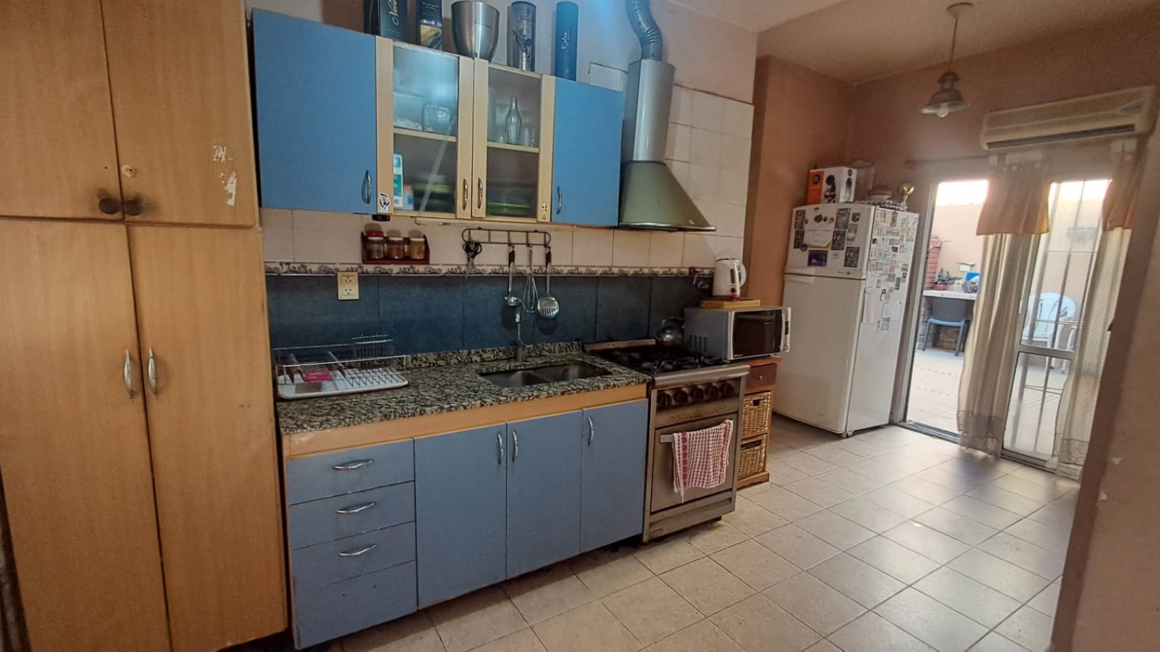  CASA IDEAL PARA 2 FAMILIAS, CASA AL FRENTE 3 AMB CON JARDIN Y GARAGE CUBIERTO/PASANTE Y CASA AL FONDO 5 AMB CON PATIO. REF.936
