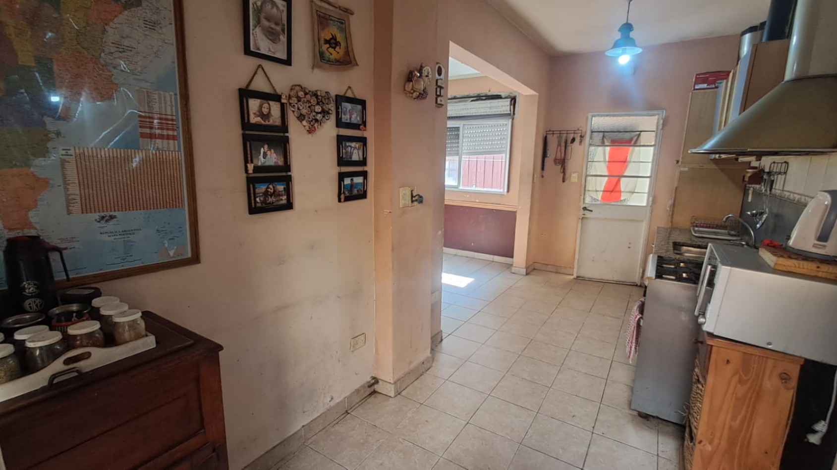  CASA IDEAL PARA 2 FAMILIAS, CASA AL FRENTE 3 AMB CON JARDIN Y GARAGE CUBIERTO/PASANTE Y CASA AL FONDO 5 AMB CON PATIO. REF.936