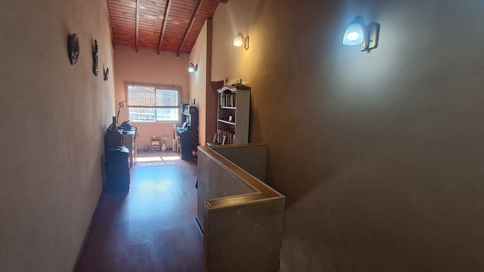  CASA IDEAL PARA 2 FAMILIAS, CASA AL FRENTE 3 AMB CON JARDIN Y GARAGE CUBIERTO/PASANTE Y CASA AL FONDO 5 AMB CON PATIO. REF.936