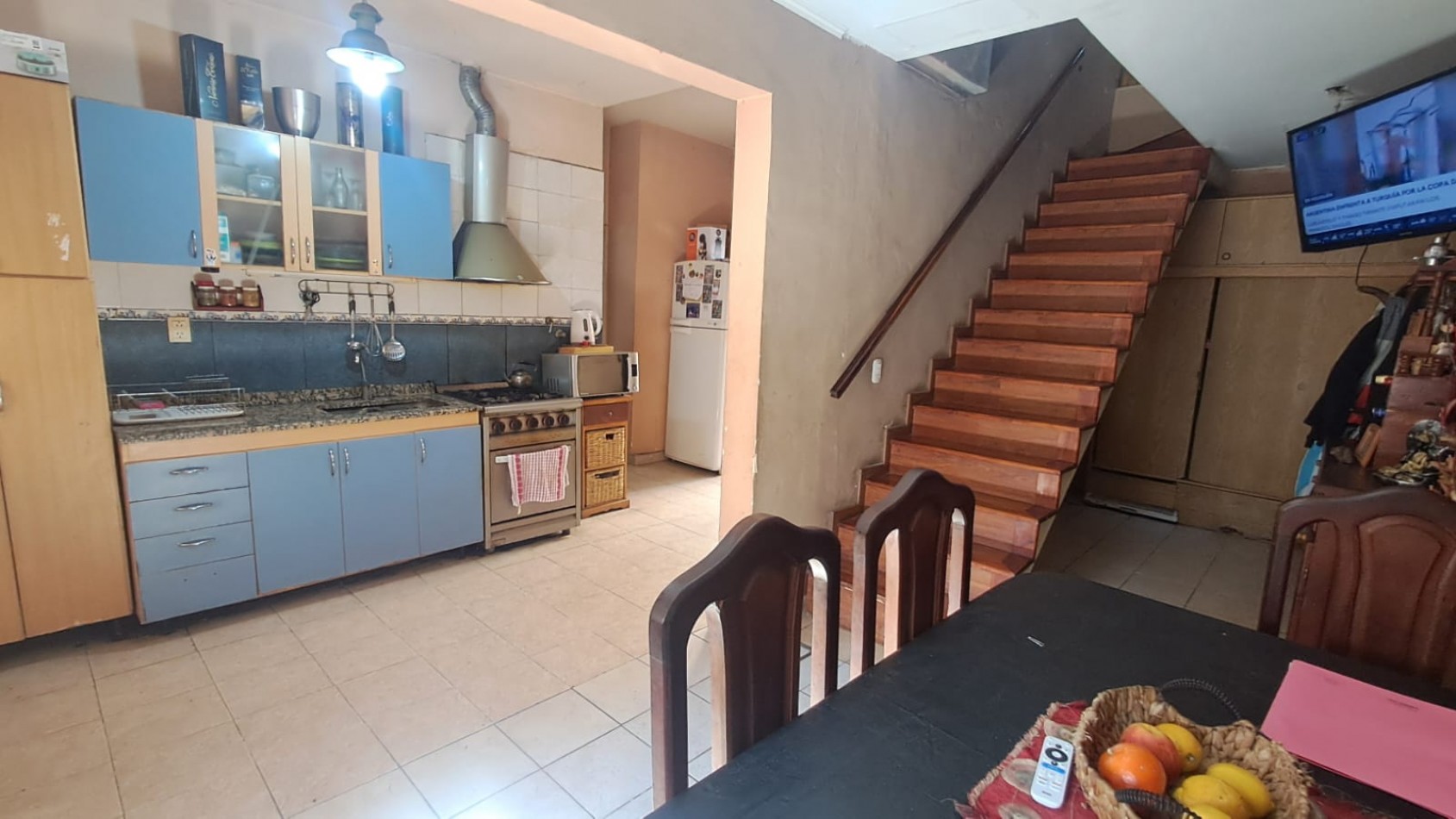  CASA IDEAL PARA 2 FAMILIAS, CASA AL FRENTE 3 AMB CON JARDIN Y GARAGE CUBIERTO/PASANTE Y CASA AL FONDO 5 AMB CON PATIO. REF.936