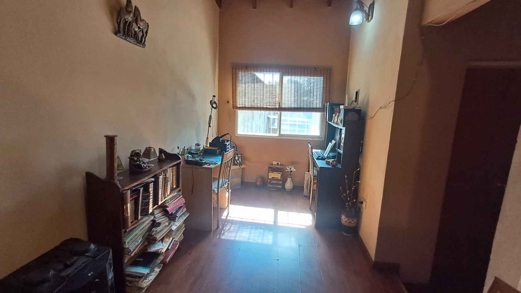  CASA IDEAL PARA 2 FAMILIAS, CASA AL FRENTE 3 AMB CON JARDIN Y GARAGE CUBIERTO/PASANTE Y CASA AL FONDO 5 AMB CON PATIO. REF.936