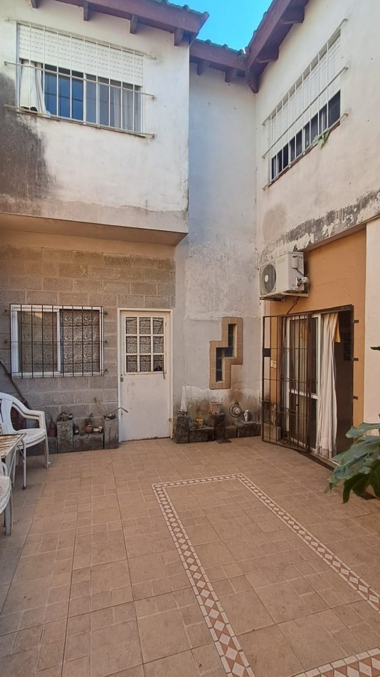  CASA IDEAL PARA 2 FAMILIAS, CASA AL FRENTE 3 AMB CON JARDIN Y GARAGE CUBIERTO/PASANTE Y CASA AL FONDO 5 AMB CON PATIO. REF.936