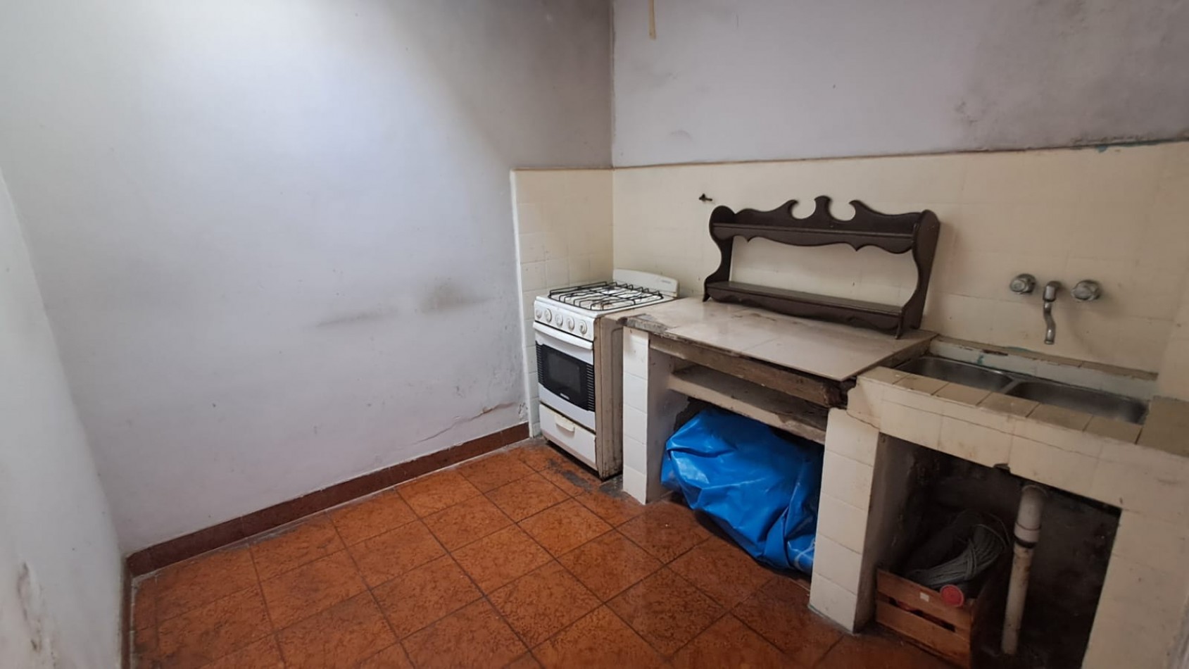  CASA IDEAL PARA 2 FAMILIAS, CASA AL FRENTE 3 AMB CON JARDIN Y GARAGE CUBIERTO/PASANTE Y CASA AL FONDO 5 AMB CON PATIO. REF.936