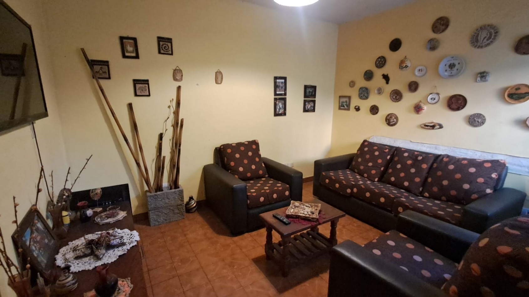  CASA IDEAL PARA 2 FAMILIAS, CASA AL FRENTE 3 AMB CON JARDIN Y GARAGE CUBIERTO/PASANTE Y CASA AL FONDO 5 AMB CON PATIO. REF.936