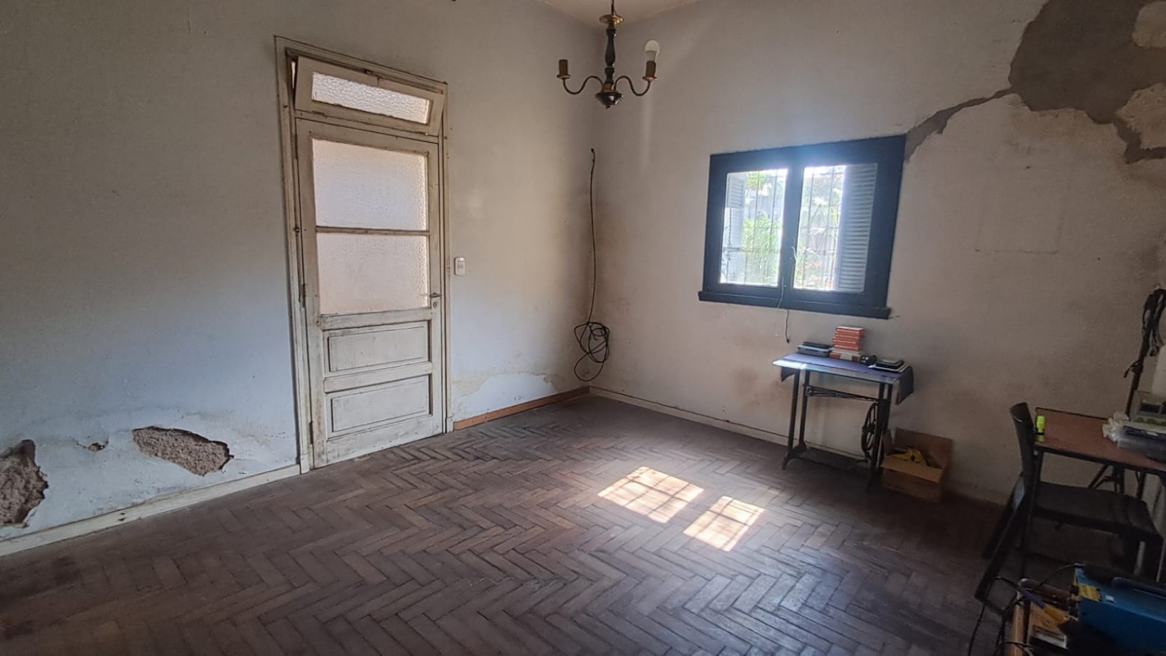  CASA IDEAL PARA 2 FAMILIAS, CASA AL FRENTE 3 AMB CON JARDIN Y GARAGE CUBIERTO/PASANTE Y CASA AL FONDO 5 AMB CON PATIO. REF.936