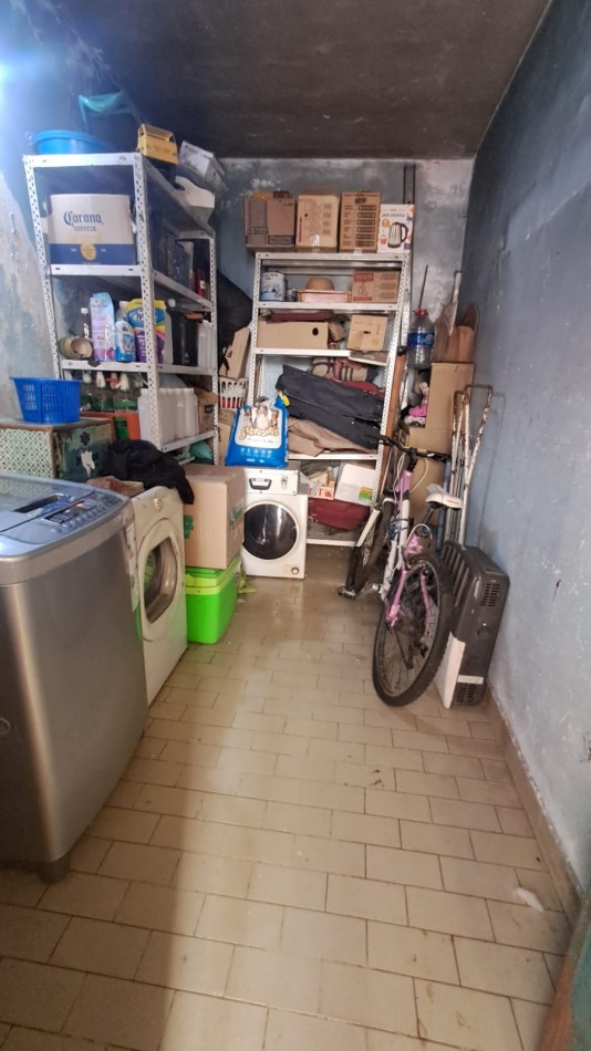  CASA IDEAL PARA 2 FAMILIAS, CASA AL FRENTE 3 AMB CON JARDIN Y GARAGE CUBIERTO/PASANTE Y CASA AL FONDO 5 AMB CON PATIO. REF.936