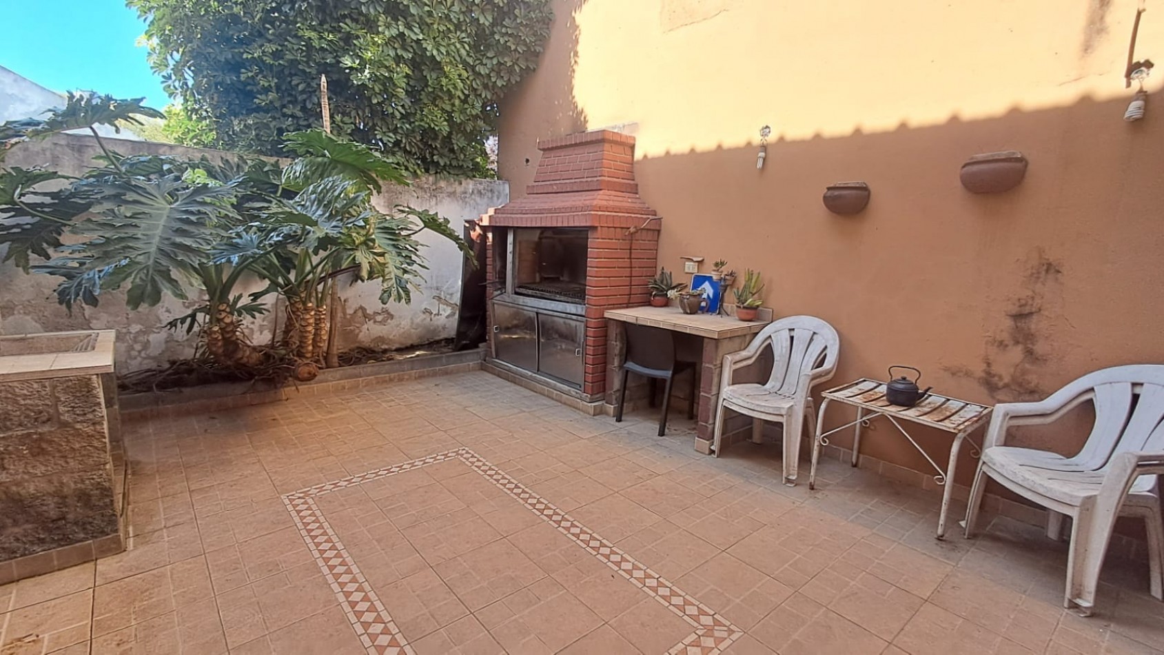  CASA IDEAL PARA 2 FAMILIAS, CASA AL FRENTE 3 AMB CON JARDIN Y GARAGE CUBIERTO/PASANTE Y CASA AL FONDO 5 AMB CON PATIO. REF.936