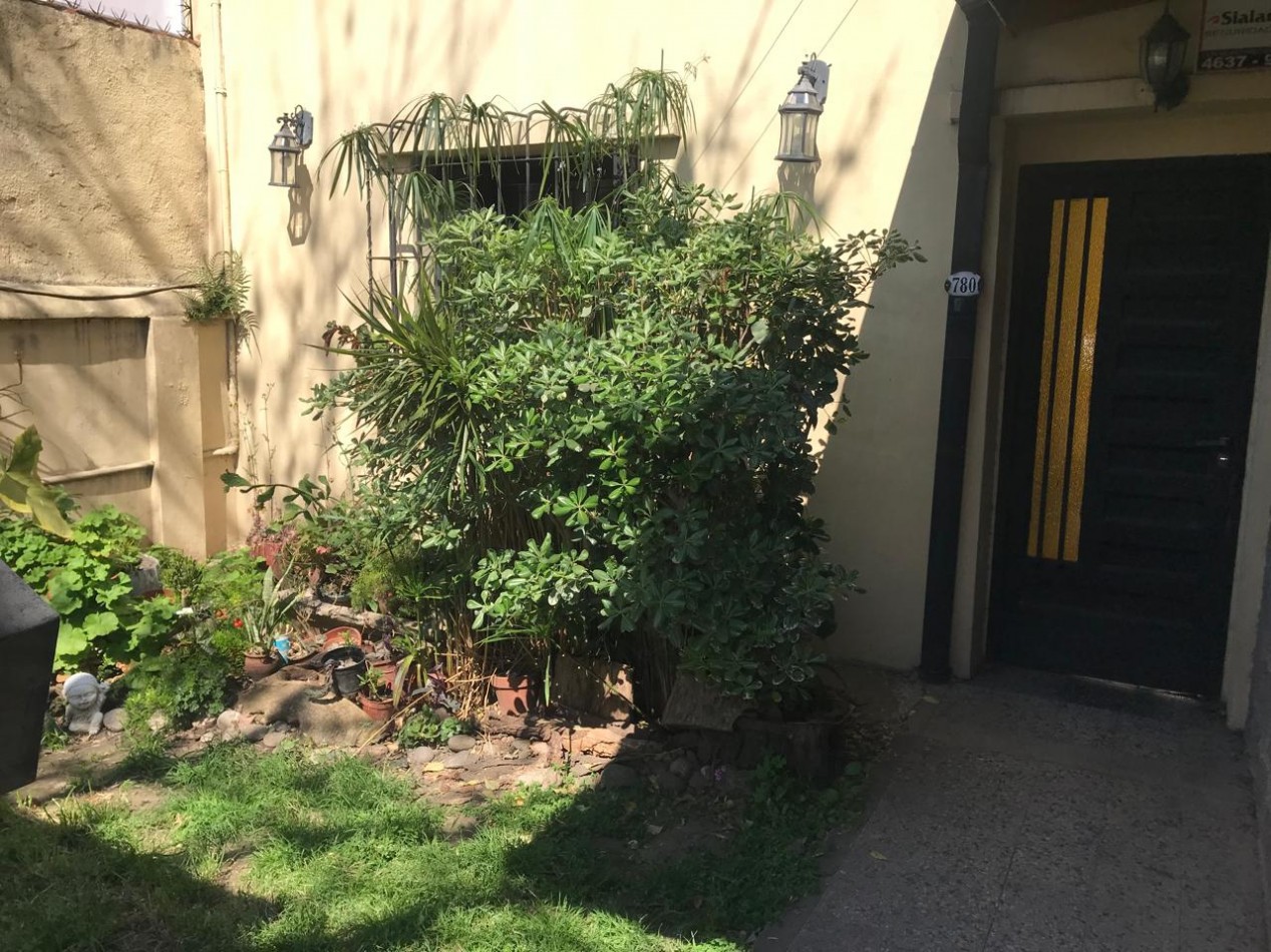  CASA IDEAL PARA 2 FAMILIAS, CASA AL FRENTE 3 AMB CON JARDIN Y GARAGE CUBIERTO/PASANTE Y CASA AL FONDO 5 AMB CON PATIO. REF.936