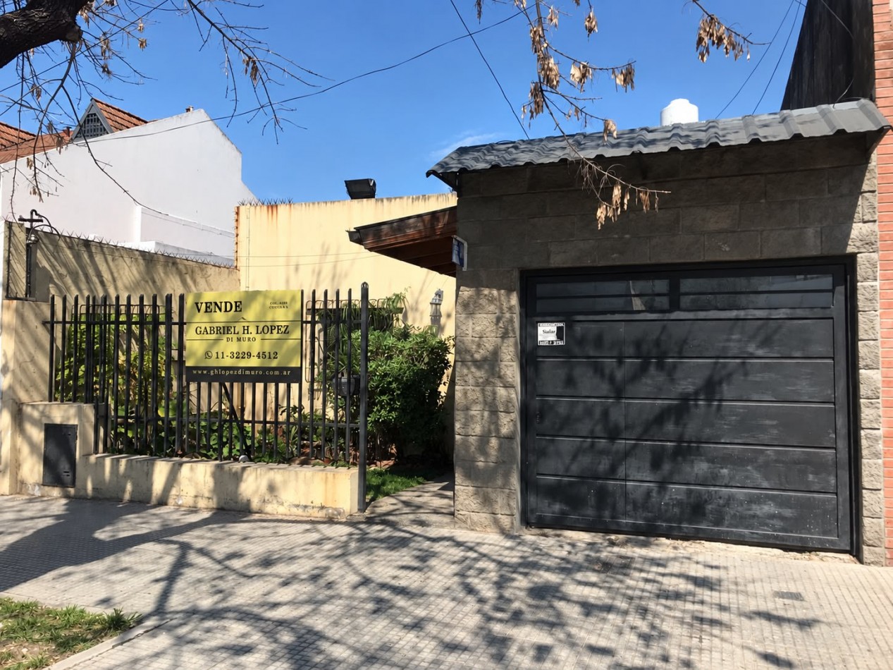  CASA IDEAL PARA 2 FAMILIAS, CASA AL FRENTE 3 AMB CON JARDIN Y GARAGE CUBIERTO/PASANTE Y CASA AL FONDO 5 AMB CON PATIO. REF.936