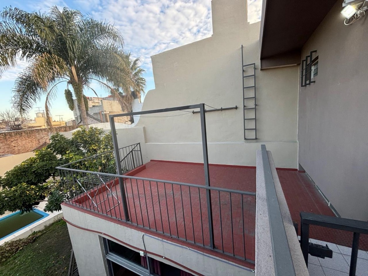 CASA 4 AMB CON PARQUE C/PILETA, QUINCHO, TERRAZA, GARAGE PASANTE CUB/SEMICUB Y GALPON REF.803/937