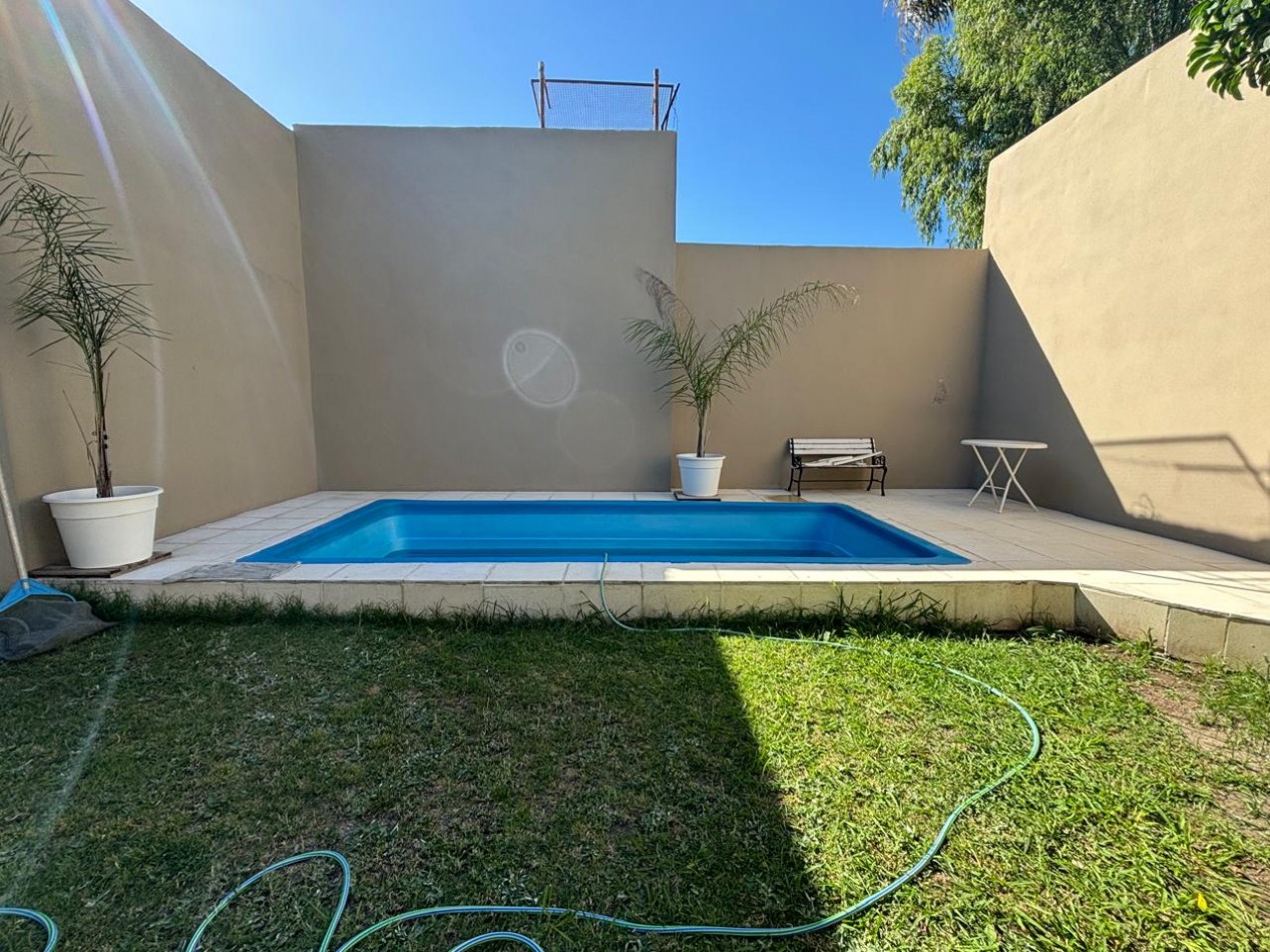 CASA 4 AMB CON PARQUE C/PILETA, QUINCHO, TERRAZA, GARAGE PASANTE CUB/SEMICUB Y GALPON REF.803/937