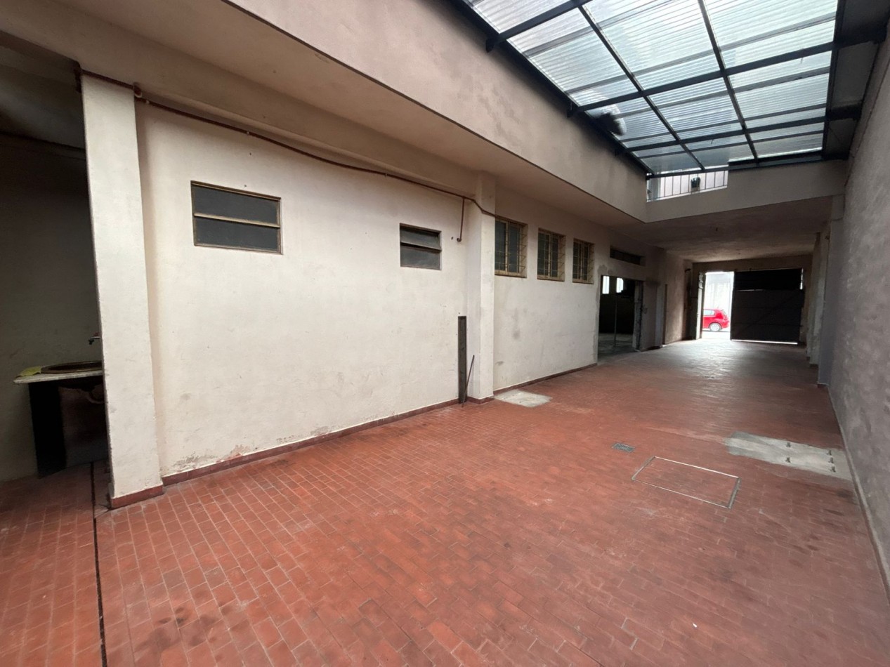 CASA 4 AMB CON PARQUE C/PILETA, QUINCHO, TERRAZA, GARAGE PASANTE CUB/SEMICUB Y GALPON REF.803/937