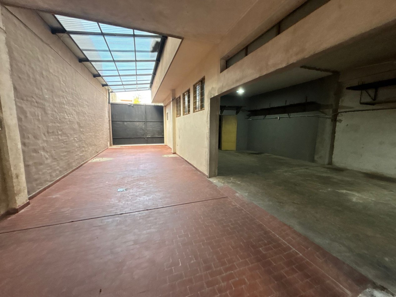 CASA 4 AMB CON PARQUE C/PILETA, QUINCHO, TERRAZA, GARAGE PASANTE CUB/SEMICUB Y GALPON REF.803/937
