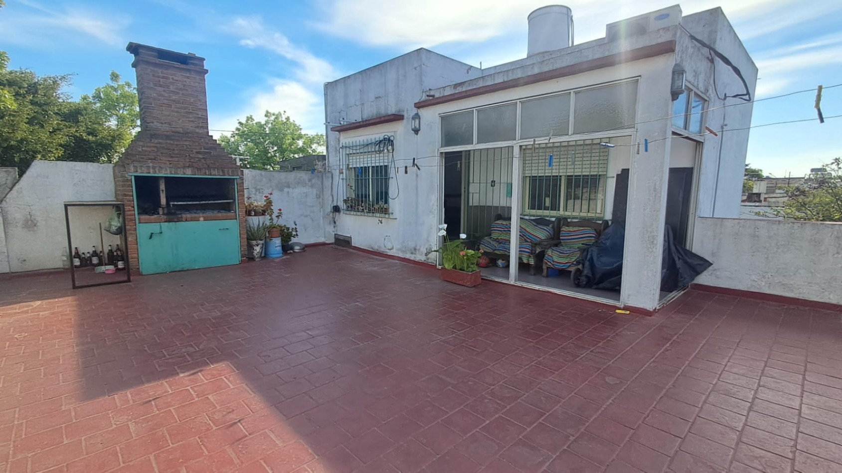 CASA IDEAL PARA 2 FLIAS PB: CASA 3 AMB CON GARAGE EN EL FONDO PARQUIZADO Y EN PA: DEPTO 2 AMB. REF: 131