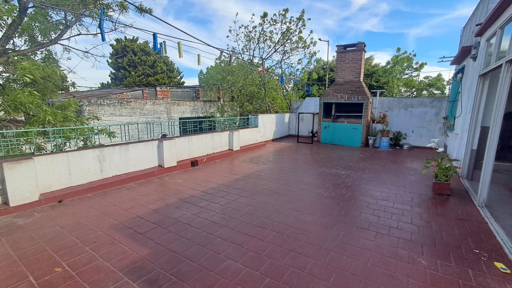 CASA IDEAL PARA 2 FLIAS PB: CASA 3 AMB CON GARAGE EN EL FONDO PARQUIZADO Y EN PA: DEPTO 2 AMB. REF: 131