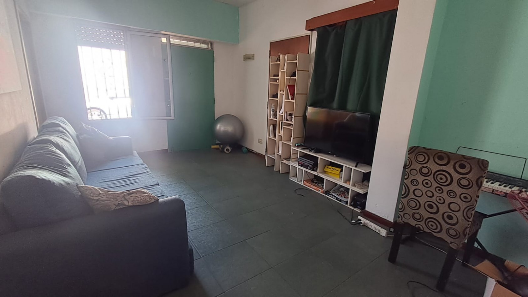 CASA IDEAL PARA 2 FLIAS PB: CASA 3 AMB CON GARAGE EN EL FONDO PARQUIZADO Y EN PA: DEPTO 2 AMB. REF: 131