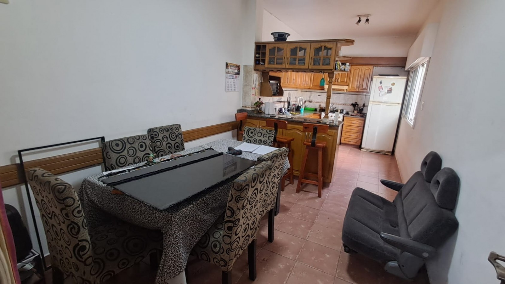 CASA IDEAL PARA 2 FLIAS PB: CASA 3 AMB CON GARAGE EN EL FONDO PARQUIZADO Y EN PA: DEPTO 2 AMB. REF: 131