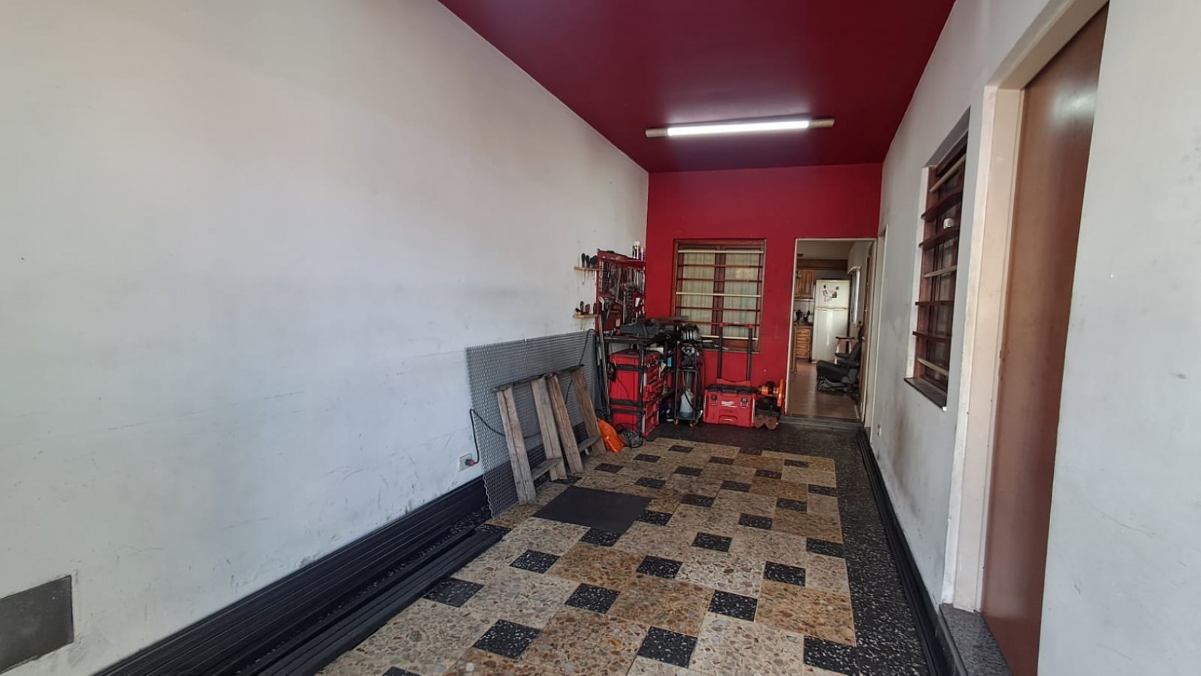 CASA IDEAL PARA 2 FLIAS PB: CASA 3 AMB CON GARAGE EN EL FONDO PARQUIZADO Y EN PA: DEPTO 2 AMB. REF: 131