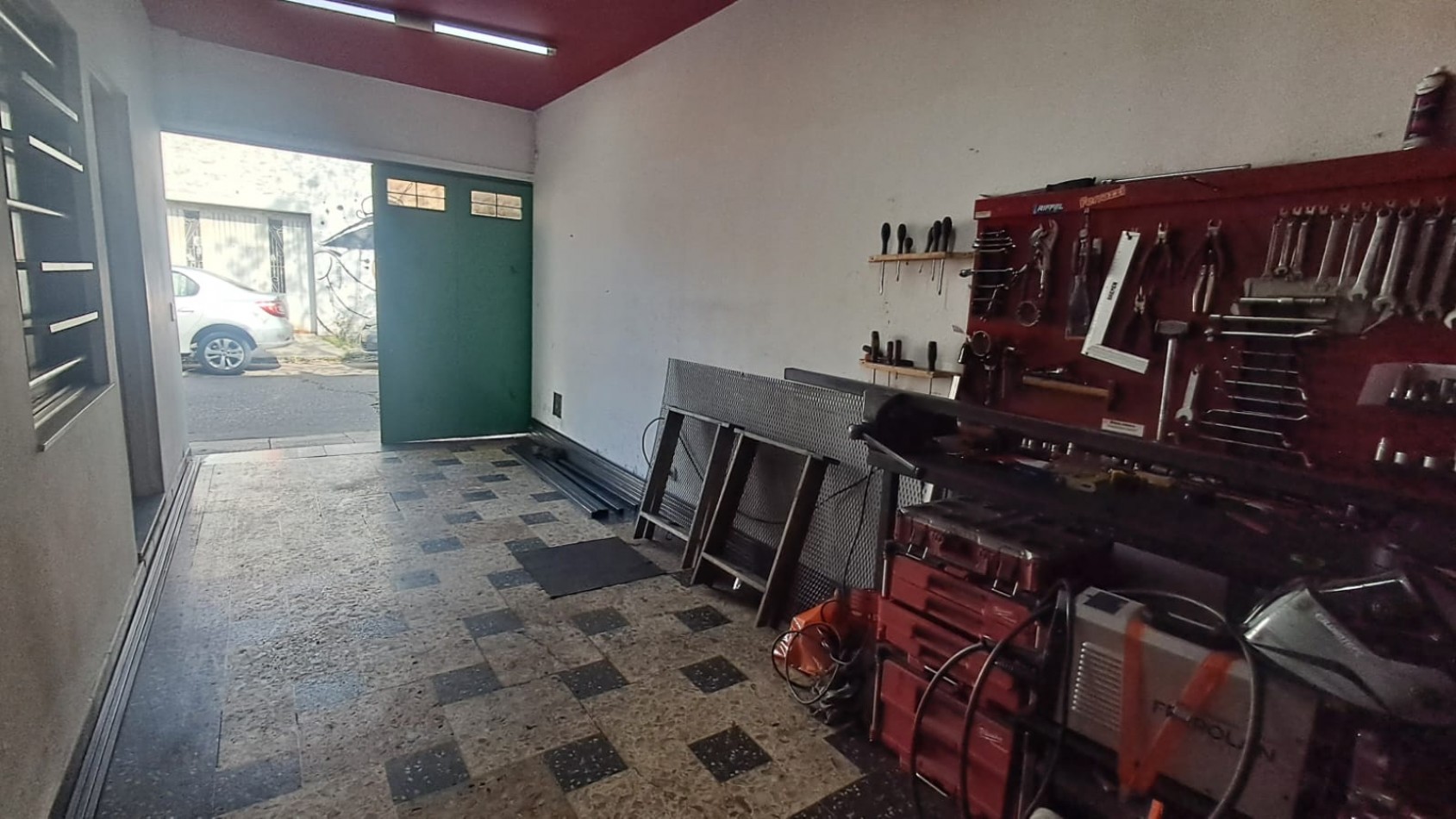 CASA IDEAL PARA 2 FLIAS PB: CASA 3 AMB CON GARAGE EN EL FONDO PARQUIZADO Y EN PA: DEPTO 2 AMB. REF: 131