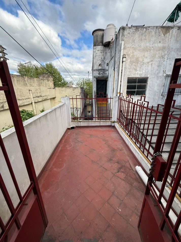 PH 2 AMB EN PLANTA ALTA CON LAVADERO CUBIERTO Y PATIO SEMI CUBIERTO (SIN EXPENSAS) REF. 939