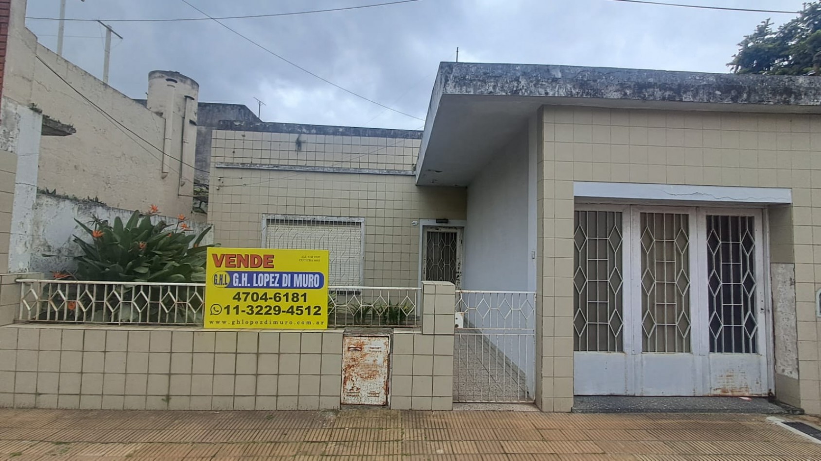 CASA 4 AMB, 3 DORMITORIOS CON JARDIN , PATIO PARQUIZADO, COCHERA CUBIERTA, 2 BAÑOS Y TERRAZA CON CUARTO GUARDA UTILES REF. 941