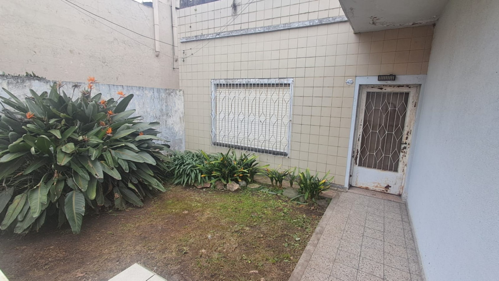CASA 4 AMB, 3 DORMITORIOS CON JARDIN , PATIO PARQUIZADO, COCHERA CUBIERTA, 2 BAÑOS Y TERRAZA CON CUARTO GUARDA UTILES REF. 941