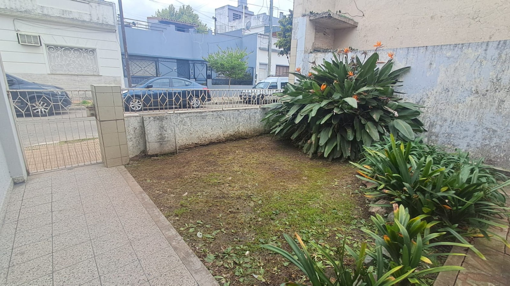 CASA 4 AMB, 3 DORMITORIOS CON JARDIN , PATIO PARQUIZADO, COCHERA CUBIERTA, 2 BAÑOS Y TERRAZA CON CUARTO GUARDA UTILES REF. 941