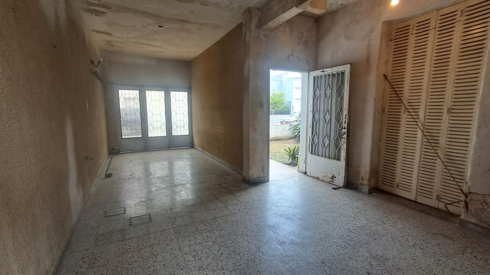 CASA 4 AMB, 3 DORMITORIOS CON JARDIN , PATIO PARQUIZADO, COCHERA CUBIERTA, 2 BAÑOS Y TERRAZA CON CUARTO GUARDA UTILES REF. 941
