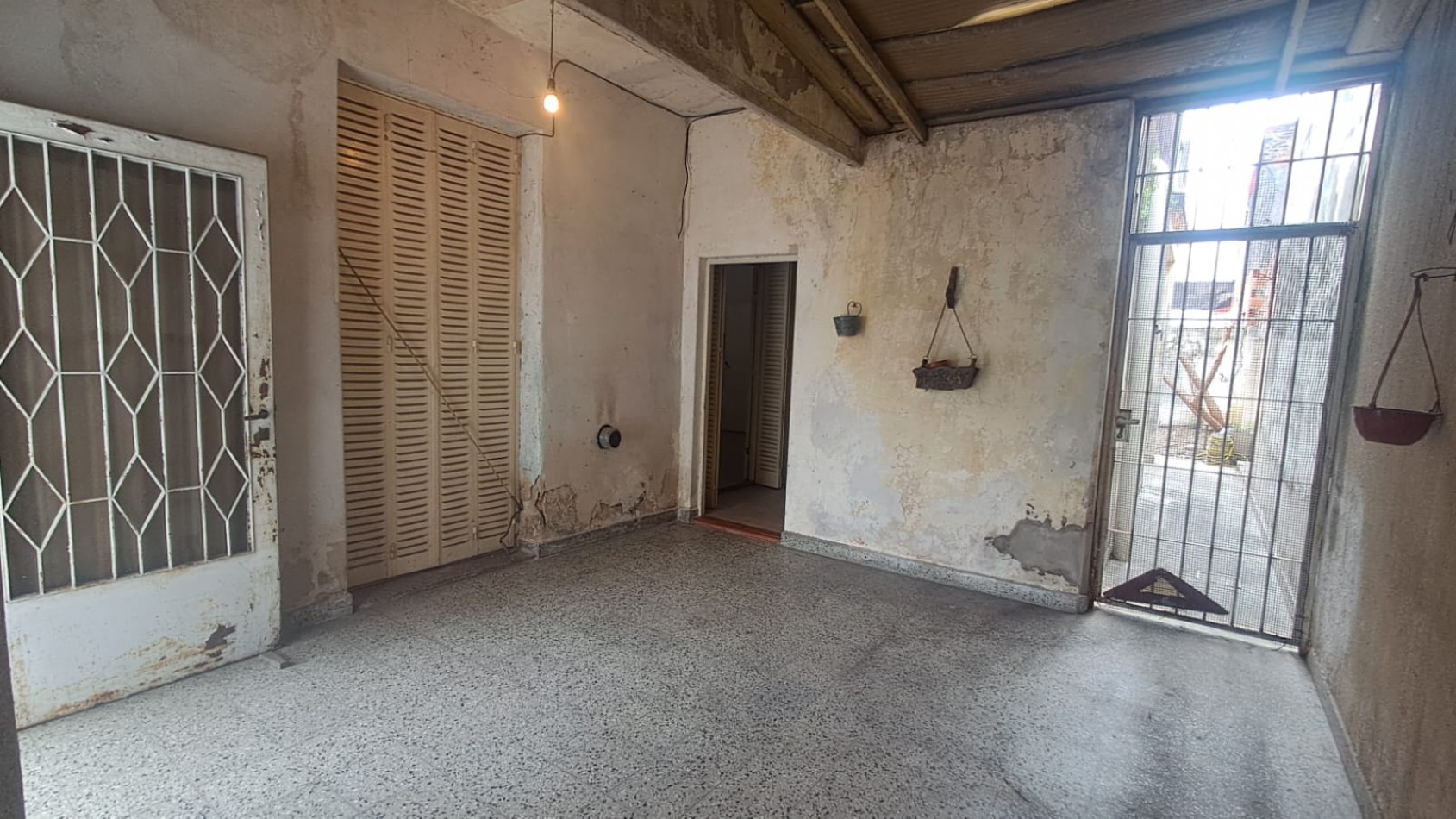 CASA 4 AMB, 3 DORMITORIOS CON JARDIN , PATIO PARQUIZADO, COCHERA CUBIERTA, 2 BAÑOS Y TERRAZA CON CUARTO GUARDA UTILES REF. 941