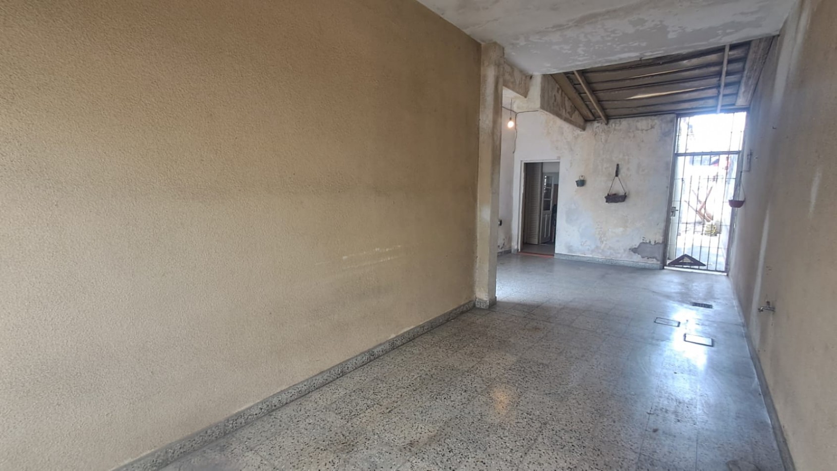 CASA 4 AMB, 3 DORMITORIOS CON JARDIN , PATIO PARQUIZADO, COCHERA CUBIERTA, 2 BAÑOS Y TERRAZA CON CUARTO GUARDA UTILES REF. 941