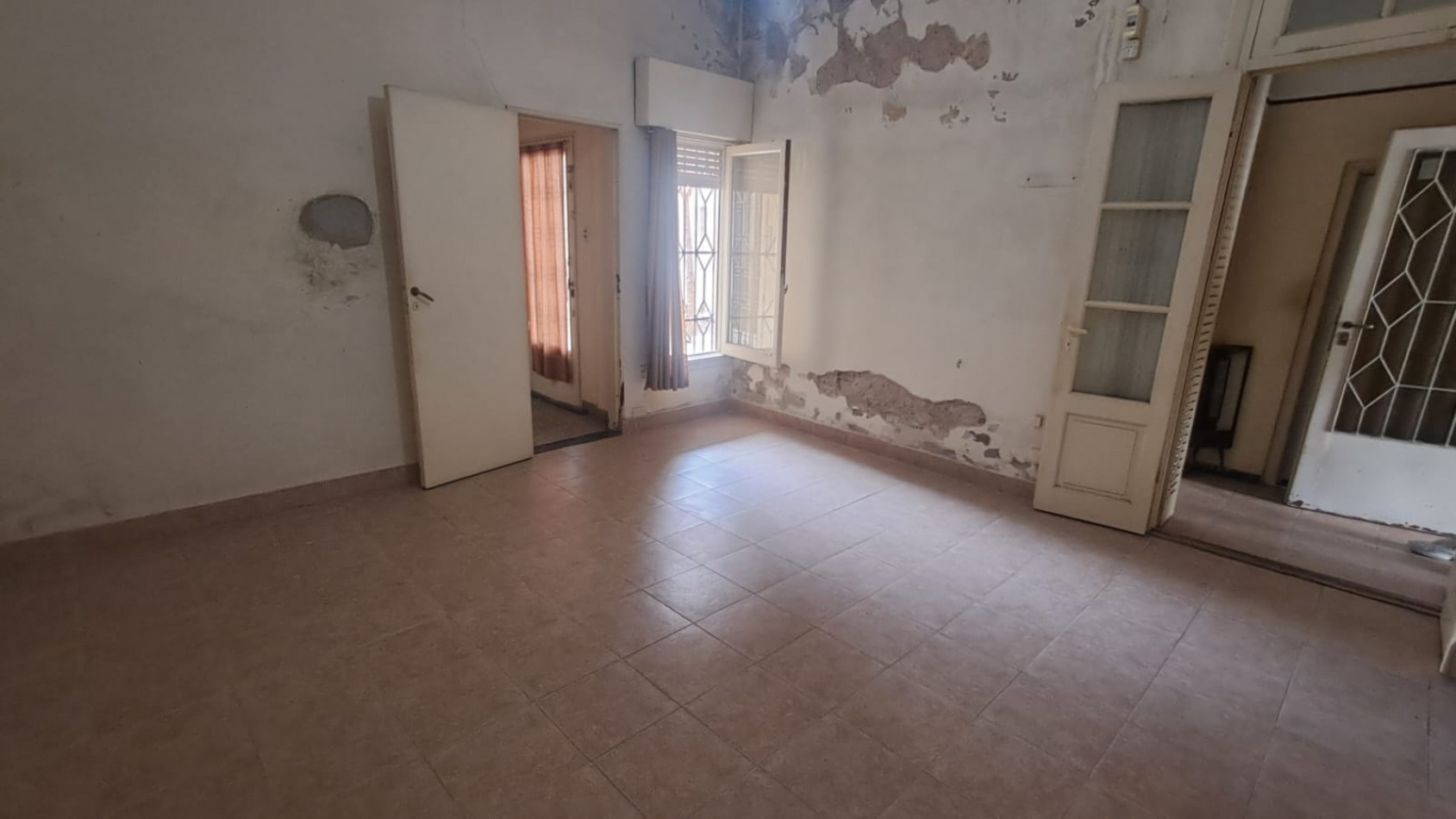 CASA 4 AMB, 3 DORMITORIOS CON JARDIN , PATIO PARQUIZADO, COCHERA CUBIERTA, 2 BAÑOS Y TERRAZA CON CUARTO GUARDA UTILES REF. 941
