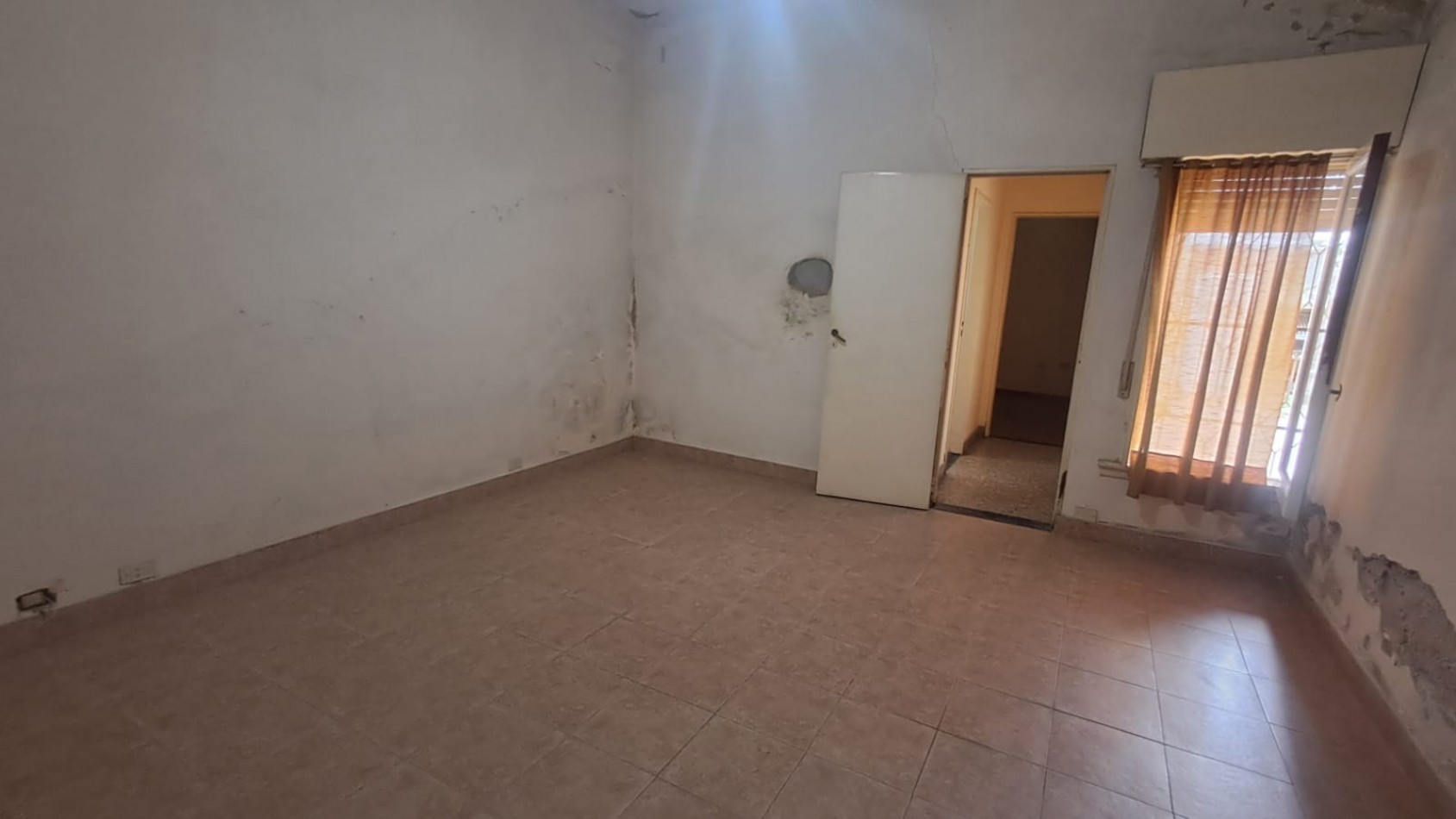 CASA 4 AMB, 3 DORMITORIOS CON JARDIN , PATIO PARQUIZADO, COCHERA CUBIERTA, 2 BAÑOS Y TERRAZA CON CUARTO GUARDA UTILES REF. 941