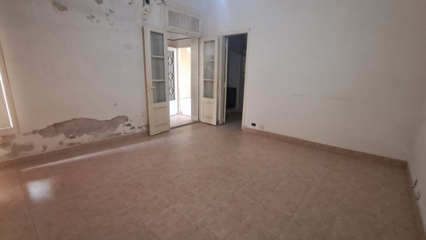 CASA 4 AMB, 3 DORMITORIOS CON JARDIN , PATIO PARQUIZADO, COCHERA CUBIERTA, 2 BAÑOS Y TERRAZA CON CUARTO GUARDA UTILES REF. 941